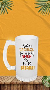 CANECA DE CHOPP 475ML - VIDRO JATEADO FOSCO -Entre a cachaça e o amor eu tô bebada
