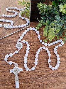 Terço Branco com Contas em Formato de Rosas – Devoção que Floresce