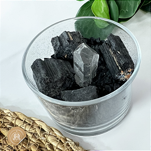 Ancorador de Proteção: sal negro, turmalina e cristal selados em vidro. Magia viva de defesa e firmeza espiritual.