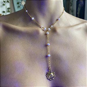 Colar estilo Rosário branco pingente de sol dourado