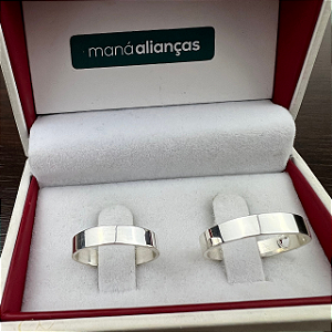Par de Alianças Prata reta 4mm lisa + solitário cod. M02