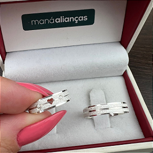 Par de Alianças Prata reta 4mm  friso diamantado coração vazado + pedra + cod. 273