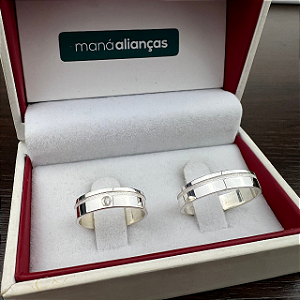 Par de Alianças Prata reta 4mm friso diamantado + pedra 56 FD
