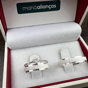 Par de  Alianças Prata  quadrada  diamantado meio bordas lisas + solitário  Cód 21MD