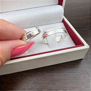 Par de Alianças Prata reta 4mm friso diamantado + pedra 56 FD