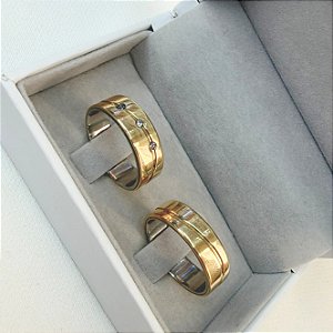 Par Aliança Quadrada 5mm 1 Friso na Diagonal 3 Pedras em Moeda Antiga