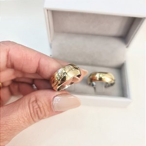 Par Aliança Tradicional 8mm 1 Friso na Diagonal com 1 Pedra em Moeda Antiga