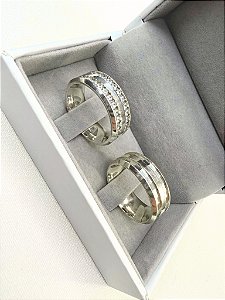 Par de Aliança Chanfrada 8mm Cravejada Toda Volta Prata