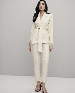 Calça Alfaiataria Lisa com Detalhe Fivela