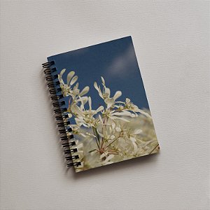 Caderno A5 | Flor Neve da Montanha (Euphorbia Leucocephala) com céu azul_2 | Espiral Metálica (Wire-ô) Preto, Branco ou Prata