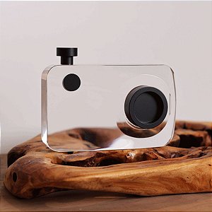 Escultura Decorativa Moderna Máquina Fotográfica em Vidro Transparente e Metal Preto 13x10,5 cm