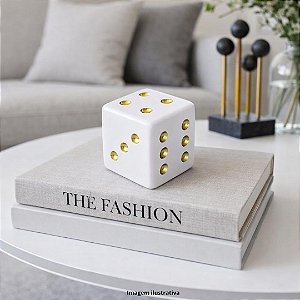 ESCULTURA EM RESINA DADO 10X10CM BRANCO C/ DOURADO
