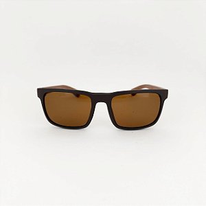 Viper marrom com madeira escura