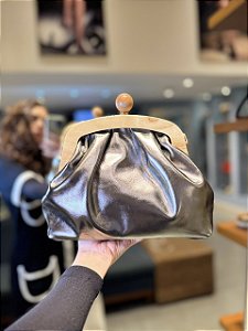 Bolsa Metalizada com Fechamento em Madeira Pewter
