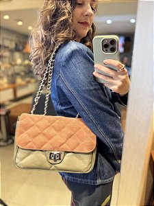 Bolsa Matelassê Tampa Camurça Caramelo e Verde