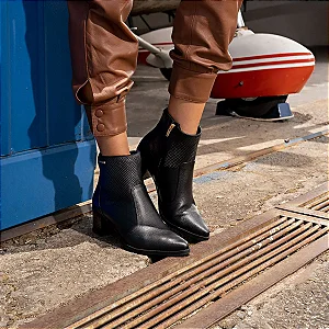 Bota Pegada Feminina Cano Curto em Couro
