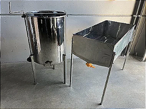 Centrífuga manual 16 quadros + mesa desoperculadora 25 quadros