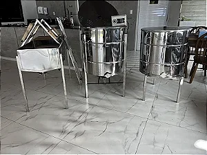 Kit Apícola Centrífuga Elétrica 32 quadros + Decantador 200kg + Mesa Desoperculadora 32 quadros