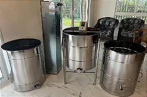 Kit Centrífuga de Mel Elétrica 32 quadros + Mesa 32 + Decantador 300KG + Derretedor 40 quadros