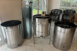 Kit Centrífuga de Mel Elétrica 32 quadros + Mesa 32 com Cavalate + Decantador 300KG + Derretedor 40 quadros Elétrico + 2 Bandejas para Melgueiras