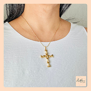 Colar Crucifixo Torcido Dourado