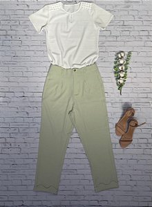 Blusinha Branca com Detalhe nos Ombros