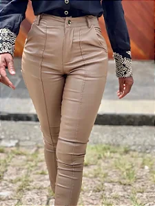 Calça Couro Fake Resinada