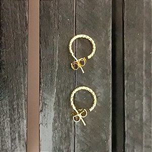 Brinco Argola Fina Martelada Banhado a Ouro 18k - Tamanho M