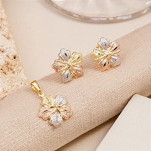 Conjunto Flor Diamantada Três Ouros com detalhes refinados: Brinco, Corrente e Pingente