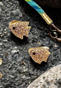 Brinco Peixinho com zirconias banhado a ouro