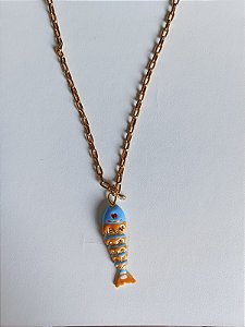 Colar Peixe Resinado Azul e Laranja com Ponto de Luz em Zirconia banhado a ouro
