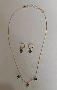 Conjunto com pingentes de trevos e ponto de luz e brincos banhado a ouro