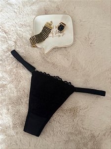 Calcinha fio dental com renda e regulagem preta