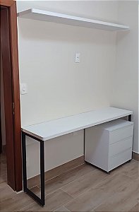 Escrivaninha Compacta com Painel área de estudo e home office