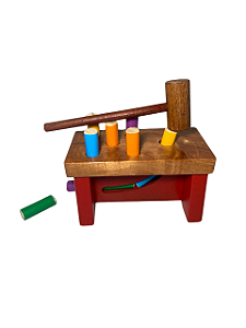 BATE PINOS COM MARTELO