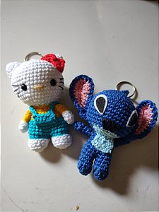 Chaveiro inspiração hello kitty e stitch em amigurumi