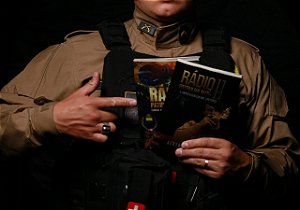 Combo 1 Camiseta + 2 Livros Radio Patrulha I e II