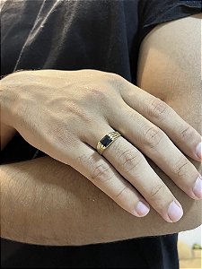 Anel Pedra Preta com Friso Lateral - Banhado a Ouro
