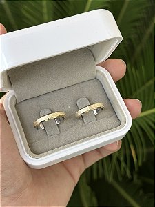 Par de Alianças 4mm Chanfrada com Diamantado Central - Moeda Antiga