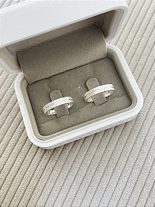 Par de Alianças 4mm Reta 1 Friso Central e Diamantado Total - Prata 950