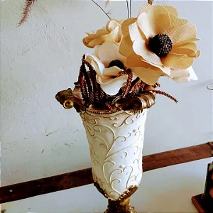 Vaso Gesso com Pintura e Arranjos Flores artificiais