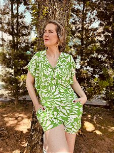 Pijama shorts blusa manga curta estampa tropical