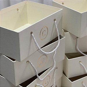 CESTA CARTONADA COM ALÇA DE CORDÃO