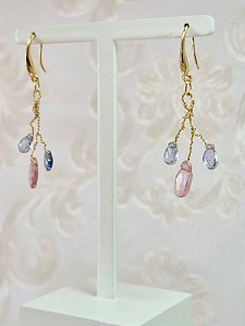Brinco de Pedra Natural Topázio Azul e Rosa banhado em Ouro 18K