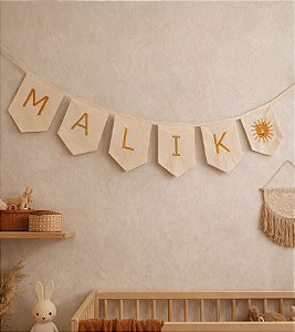 Varal de Bandeirolas Bordado Personalizado Nome + Leão Boho