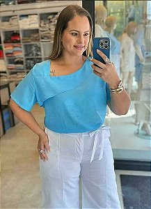 BLUSA LISA MANGA CURTA COM DECOTE ASSIMETRICO AZ