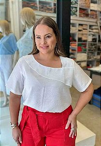 BLUSA LISA MANGA CURTA COM DECOTE ASSIMETRICO OFF WHITE