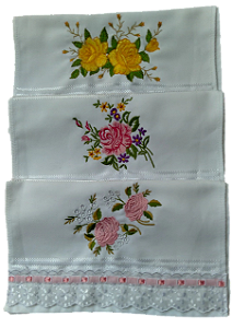 Jogo kit toalhas Bordada, De Mão, Lavabo. Contém 3 peças com lindas Rosas e Barra emTira Bordada. 30 x 45 cm