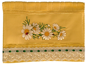 Toalha Bordada de Mão Lavabo com Margaridas Lindas. Cor da toalha: Amarelo. 45 x 30 cm
