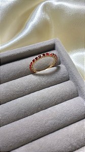 Anel cravejado vermelho dourado